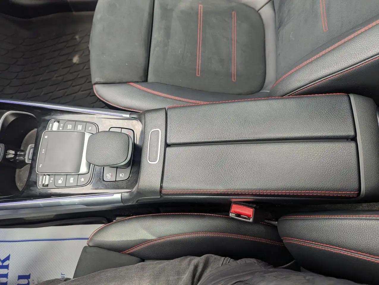 Mercedes-Benz GLB снимка Mercedes-Benz GLB