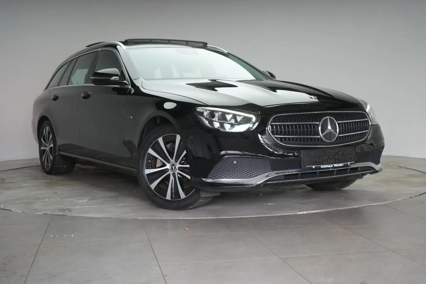 Mercedes-Benz E 300 e T 9G-Tronic Navi/Temp/Kamera/Pano/ Schwarz - 1