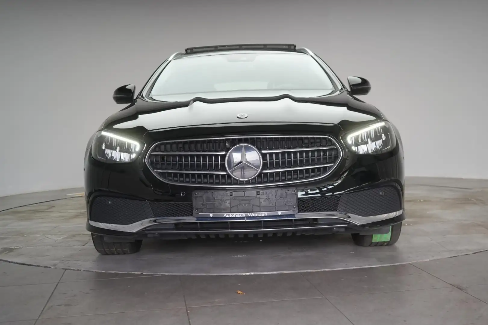 Mercedes-Benz E 300 e T 9G-Tronic Navi/Temp/Kamera/Pano/ Schwarz - 2