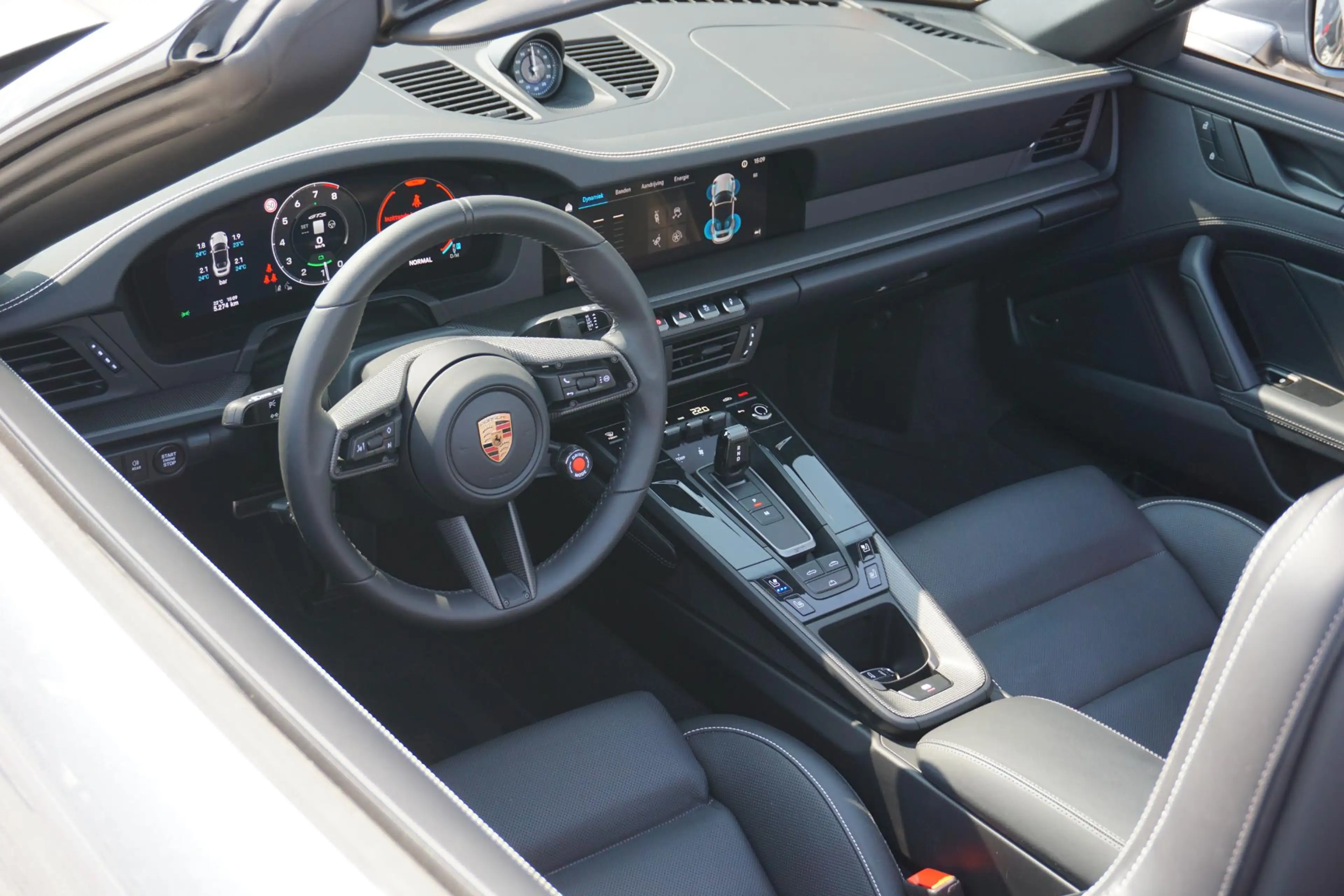 Porsche 992 Cabrio 3.6 T-Hybrid Carrera 4 GTS — photo 9