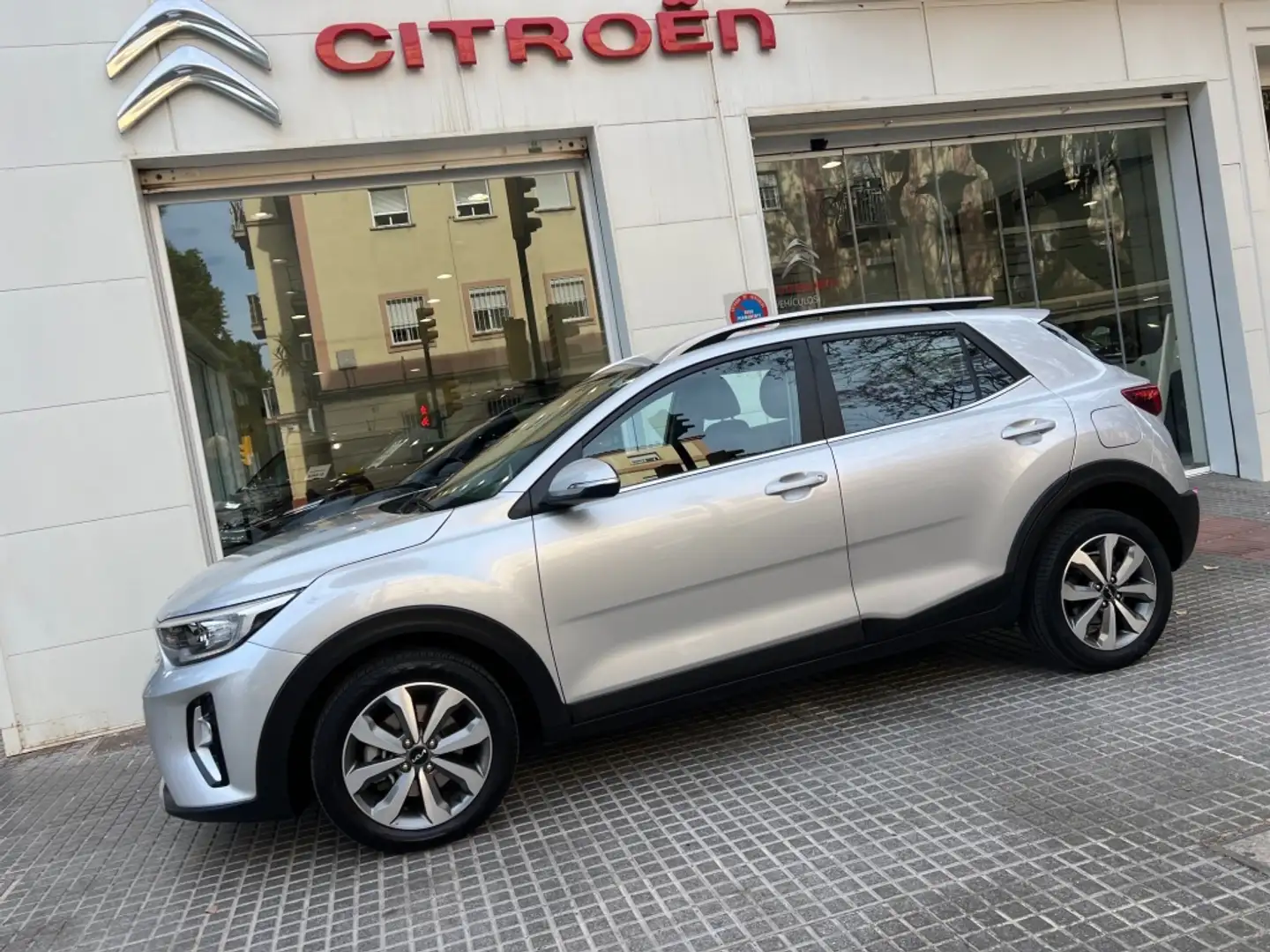 Kia Stonic 1.0 T-GDi MHEV Drive 100 Grau - 2