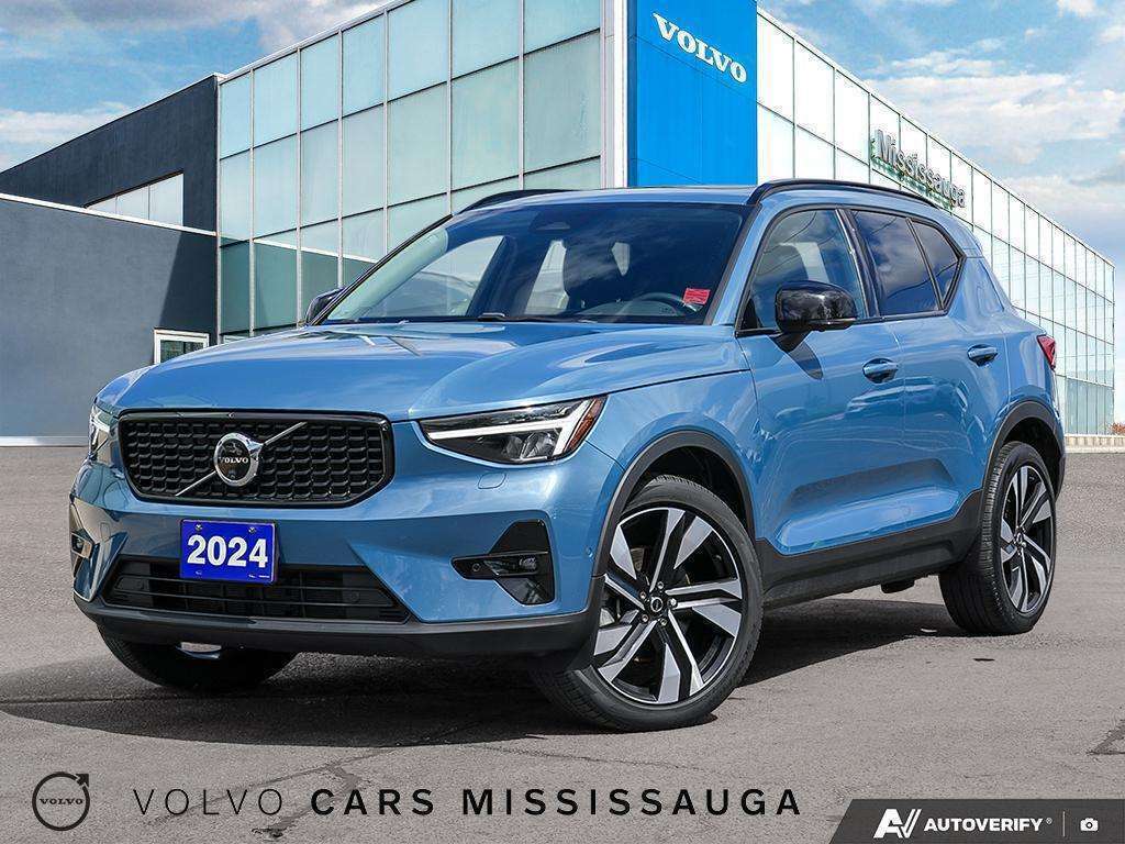 2024 Volvo XC40 B5 AWD Plus Dark Theme