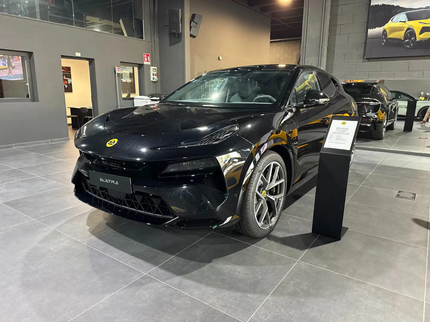 Lotus Eletre Eletre Negro - 1