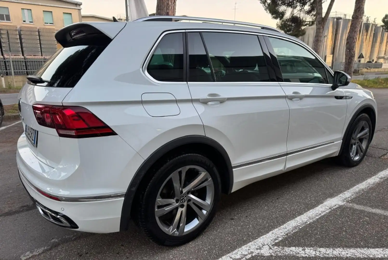 Volkswagen Tiguan Tiguan 2.0 TDI 150 CV SCR DSG R-Line Weiß - 2