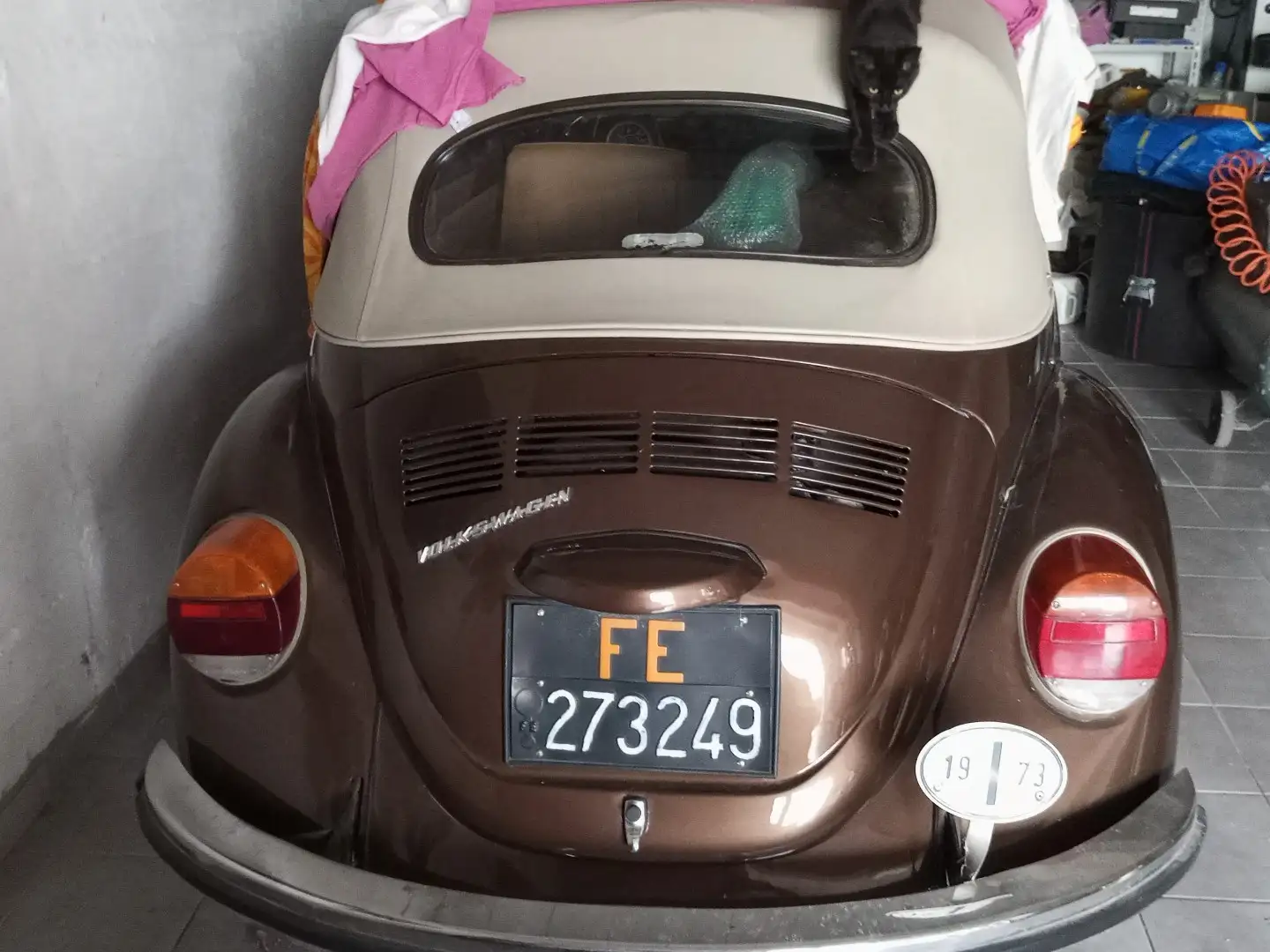 Volkswagen Beetle Cabrio - 2