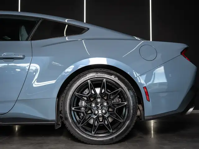 Ford Mustang view 5