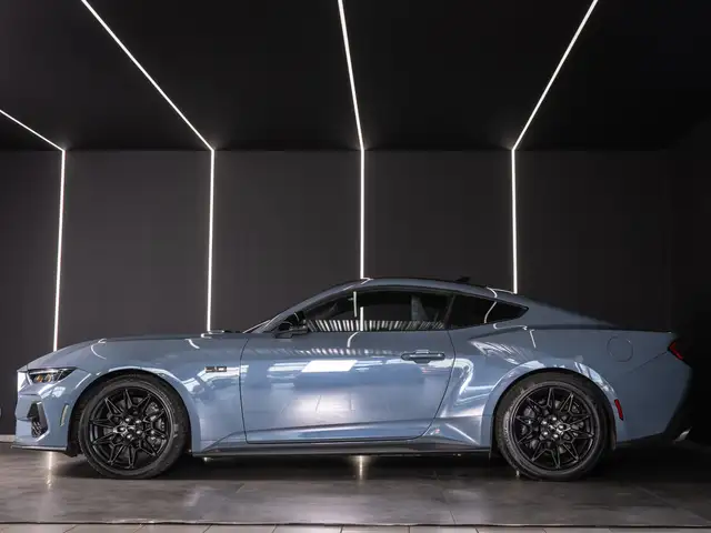 Ford Mustang view 6