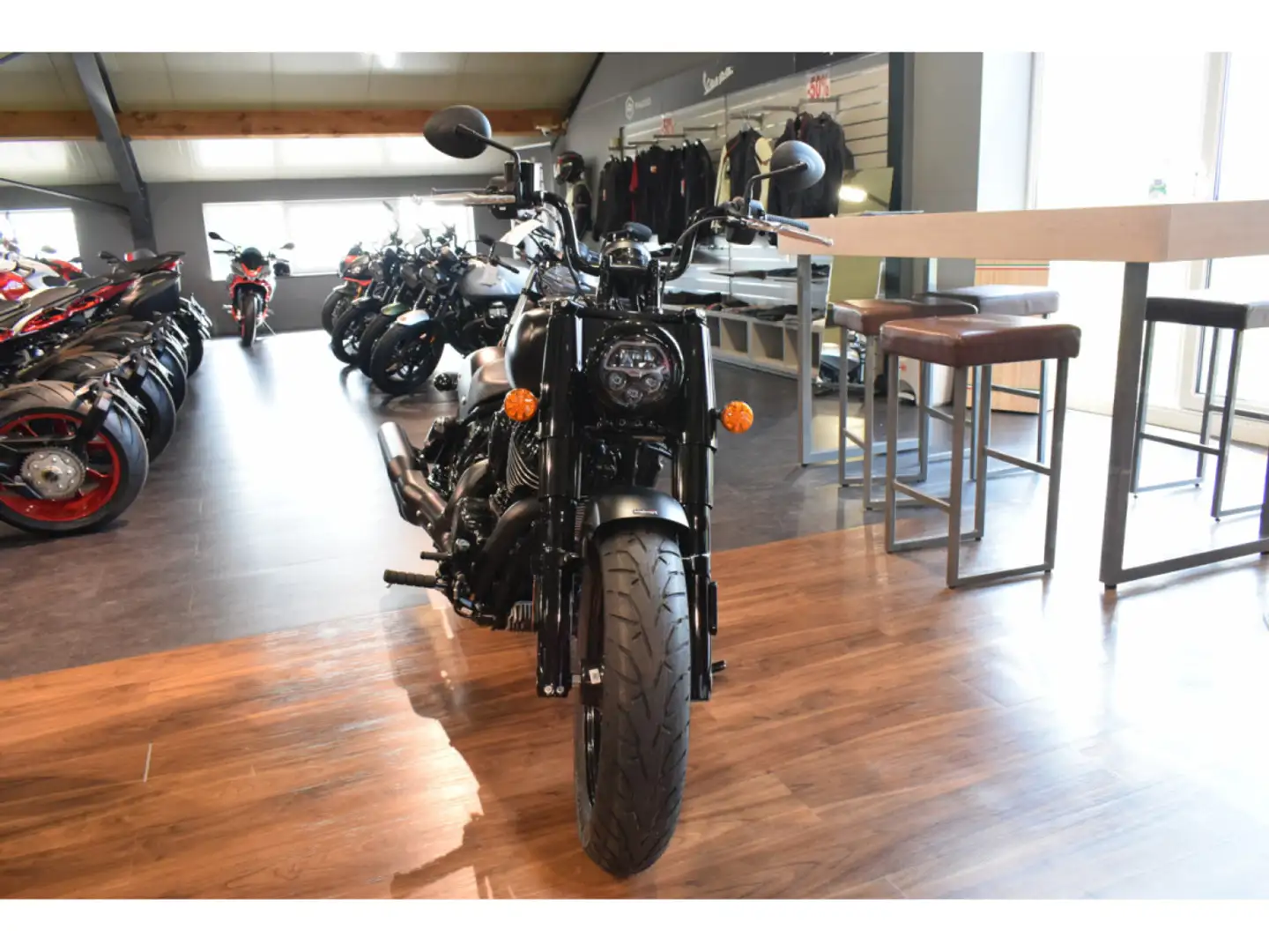 Indian Chief Bobber Dark Horse Black Smoke Black - 2