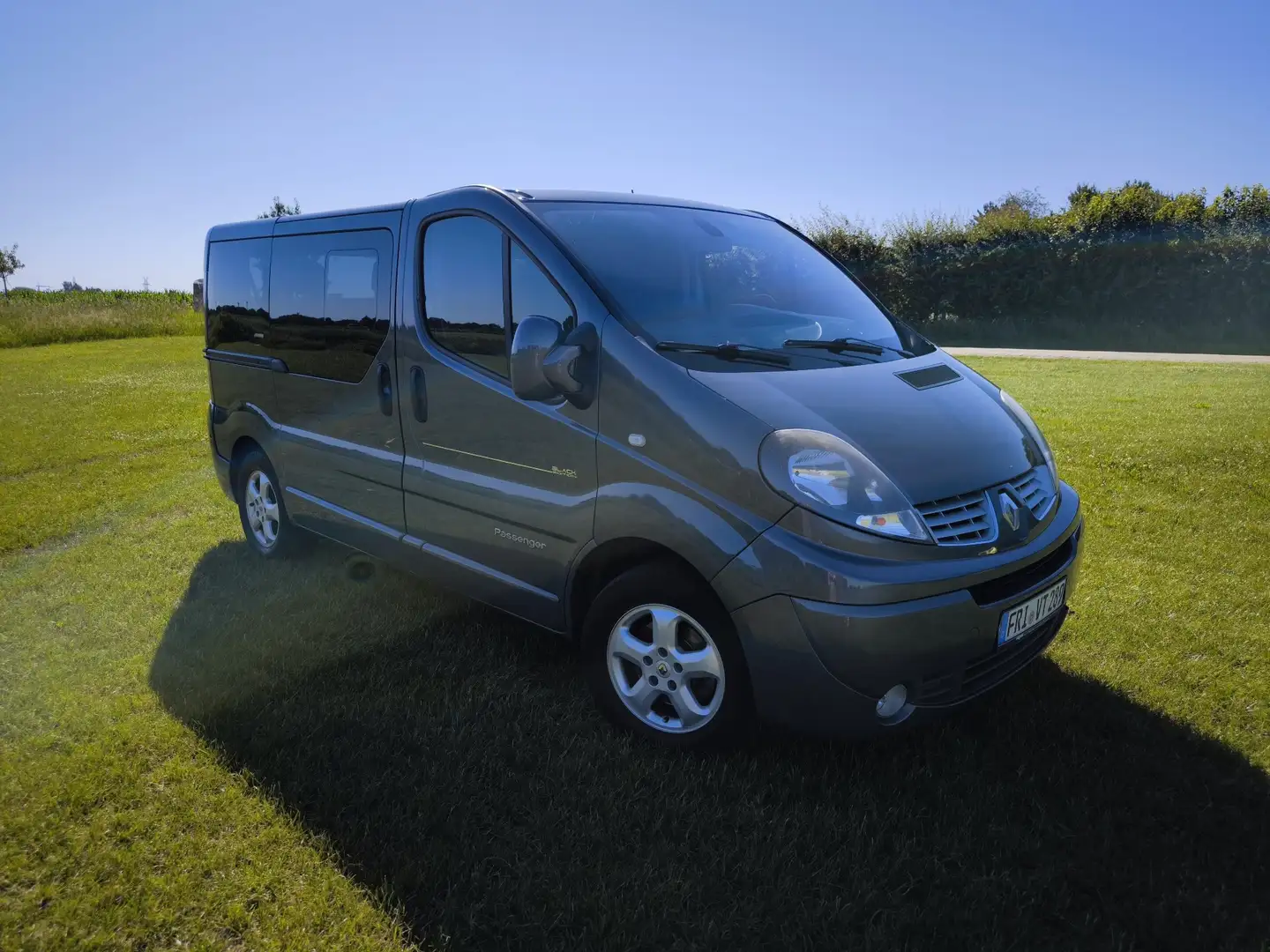 Renault Trafic Passenger Black Edition Szary - 2