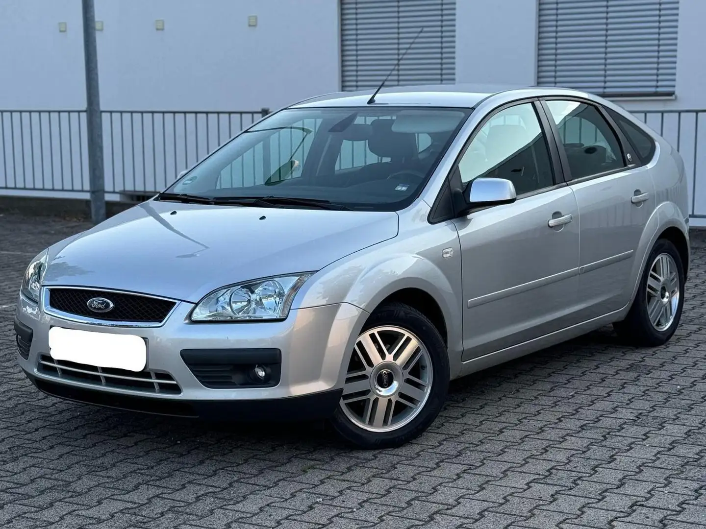 Ford Focus 1.6 Ti-VCT Ghia / 82.000 km / TOP ZUSTAND Silber - 1