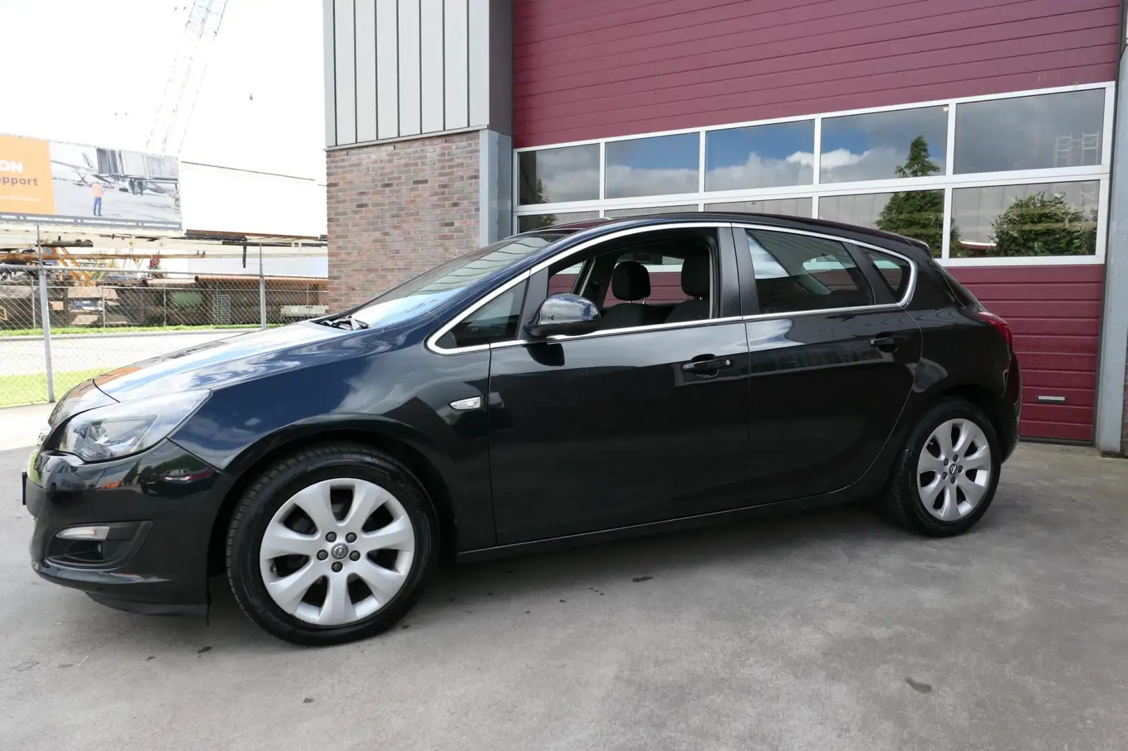 Opel Astra 1.4 Turbo, Airco, Navi, Trekhaak, LMV, PDC, Rijkla Negro - 2