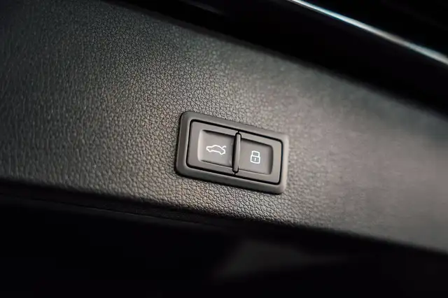Audi Q2 view 8