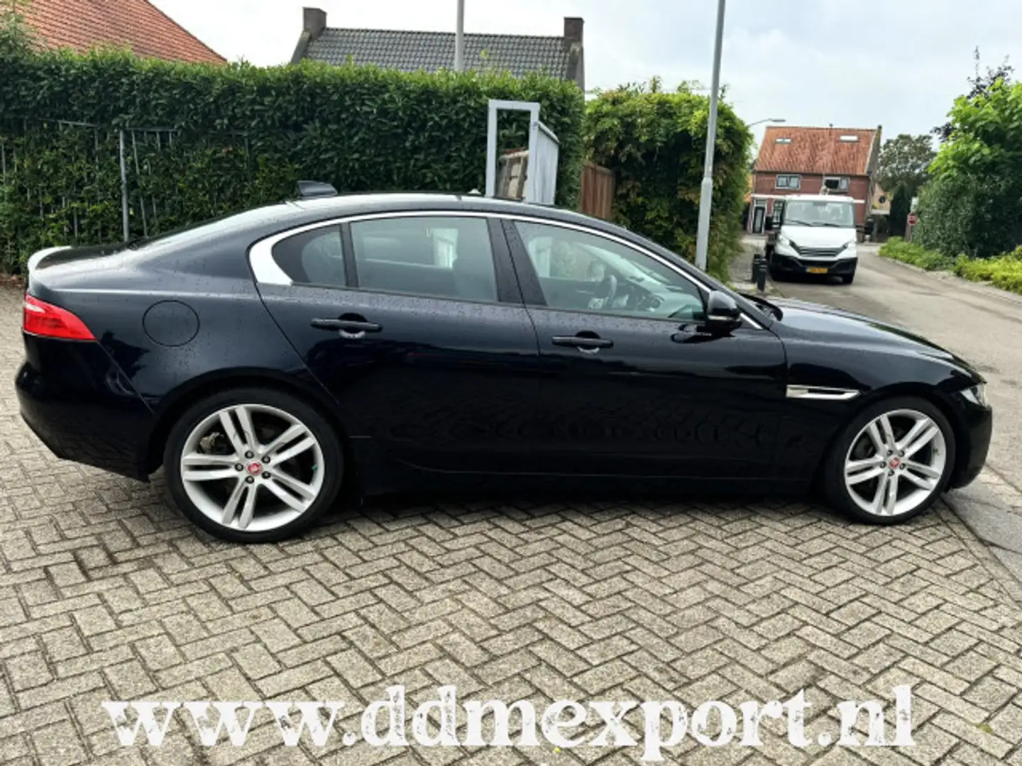 Jaguar XE 2.0 D PURE Noir - 1