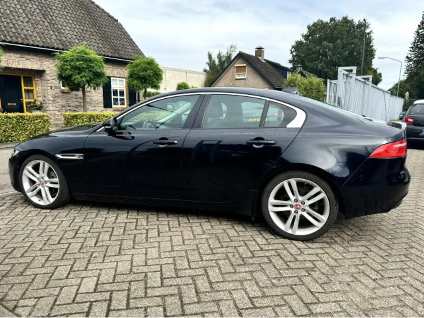 Jaguar XE 2.0 D PURE ONLY EXPORT Black - 2