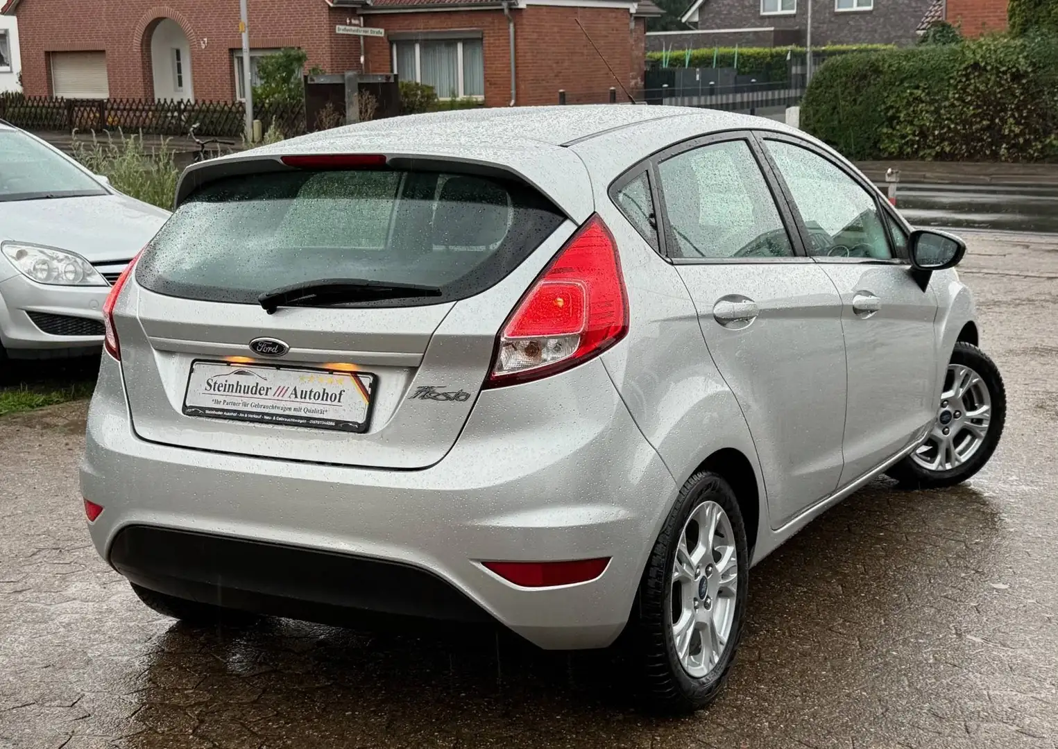 Ford Fiesta Sync Edition Plateado - 2