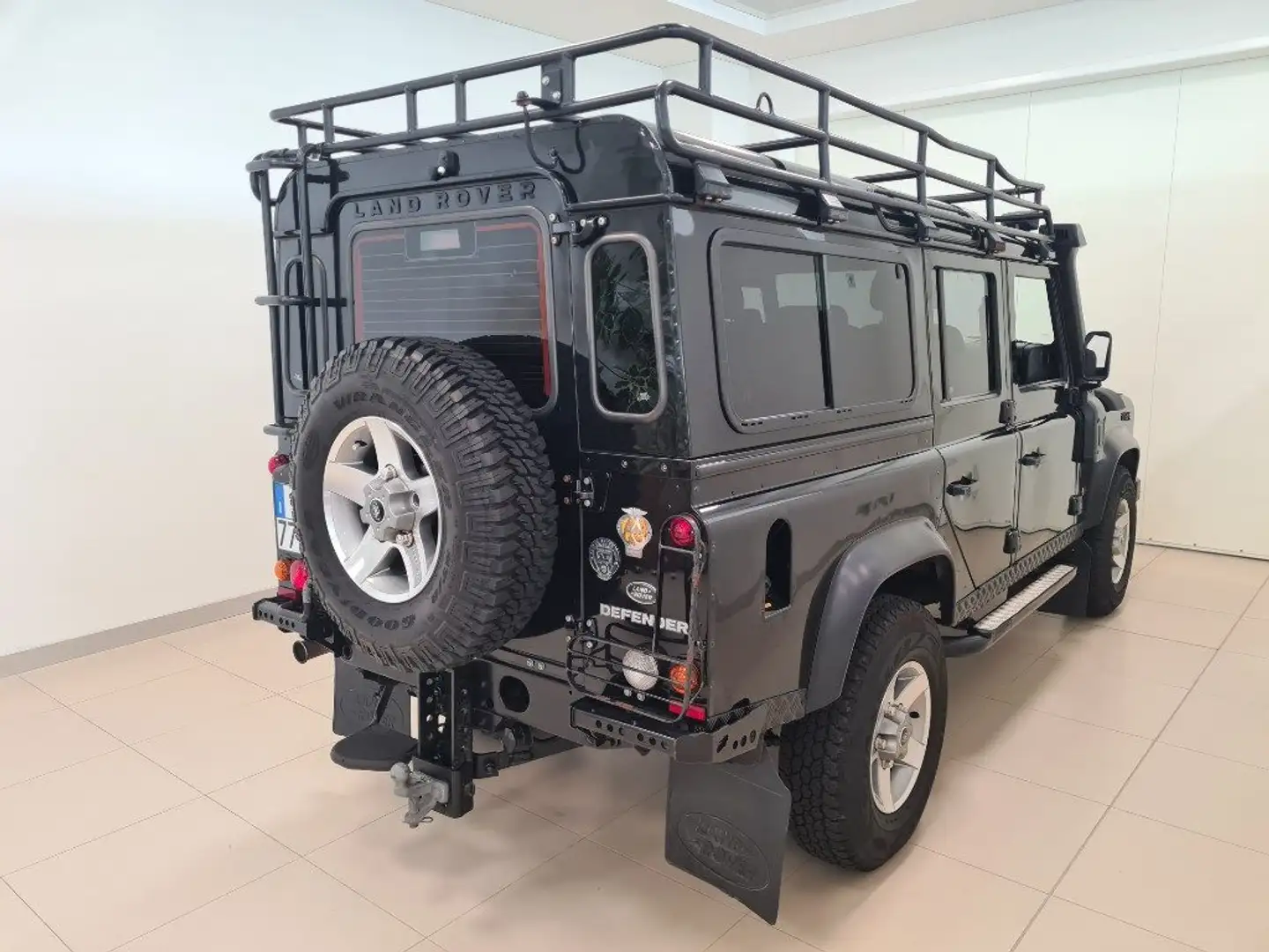 Land Rover Defender 110 2.2 TD4 crna - 2