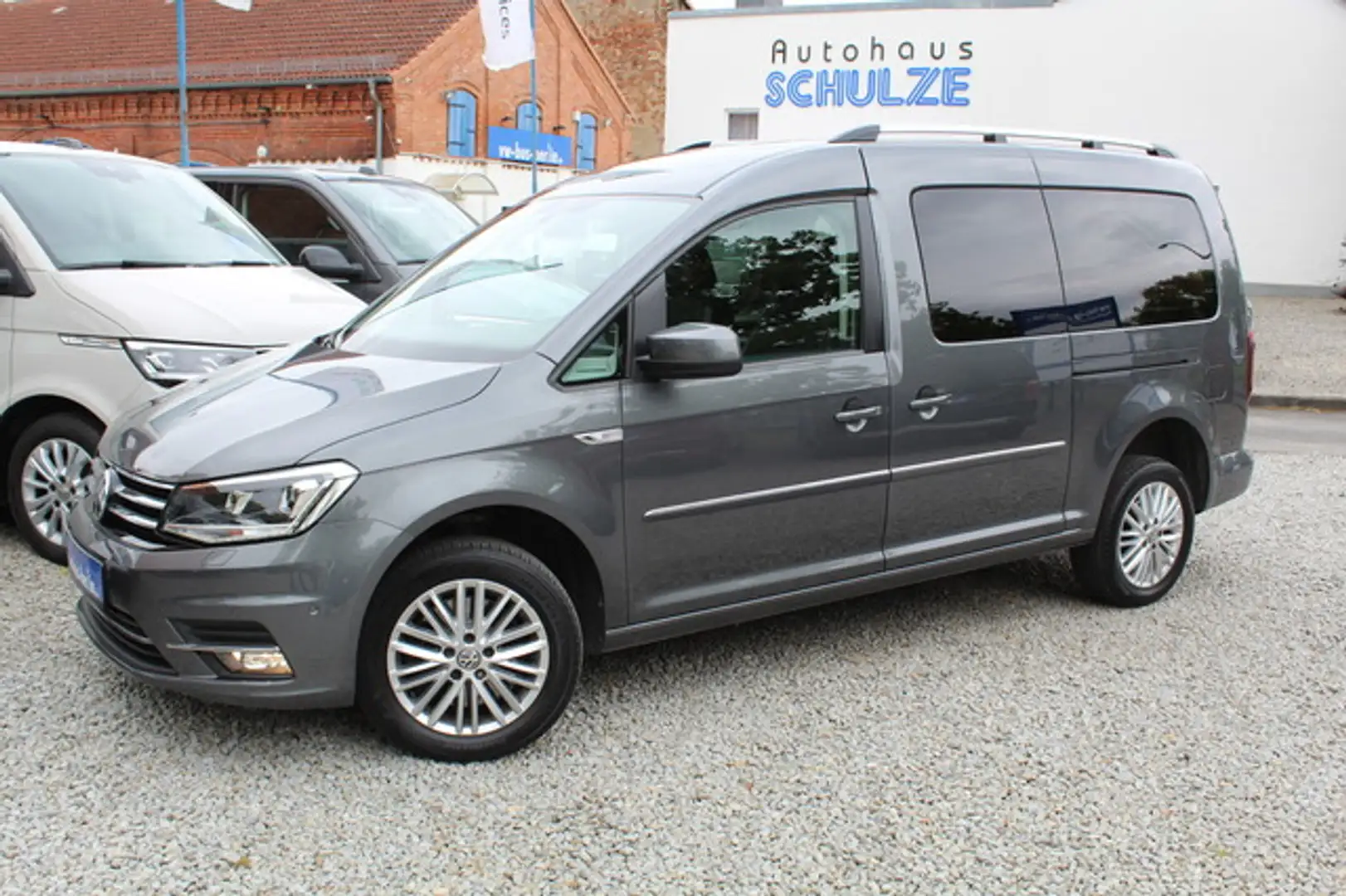 Volkswagen Caddy Maxi Highline DSG 4Motion Xenon AHK ACC Grijs - 1