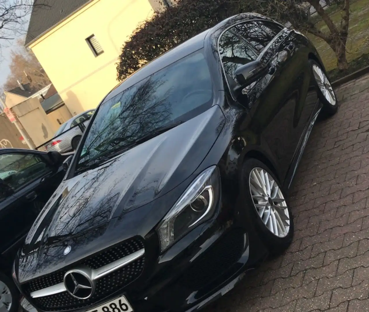 Mercedes-Benz CLA 180 Shooting Brake 7G-DCT AMG Line Schwarz - 1