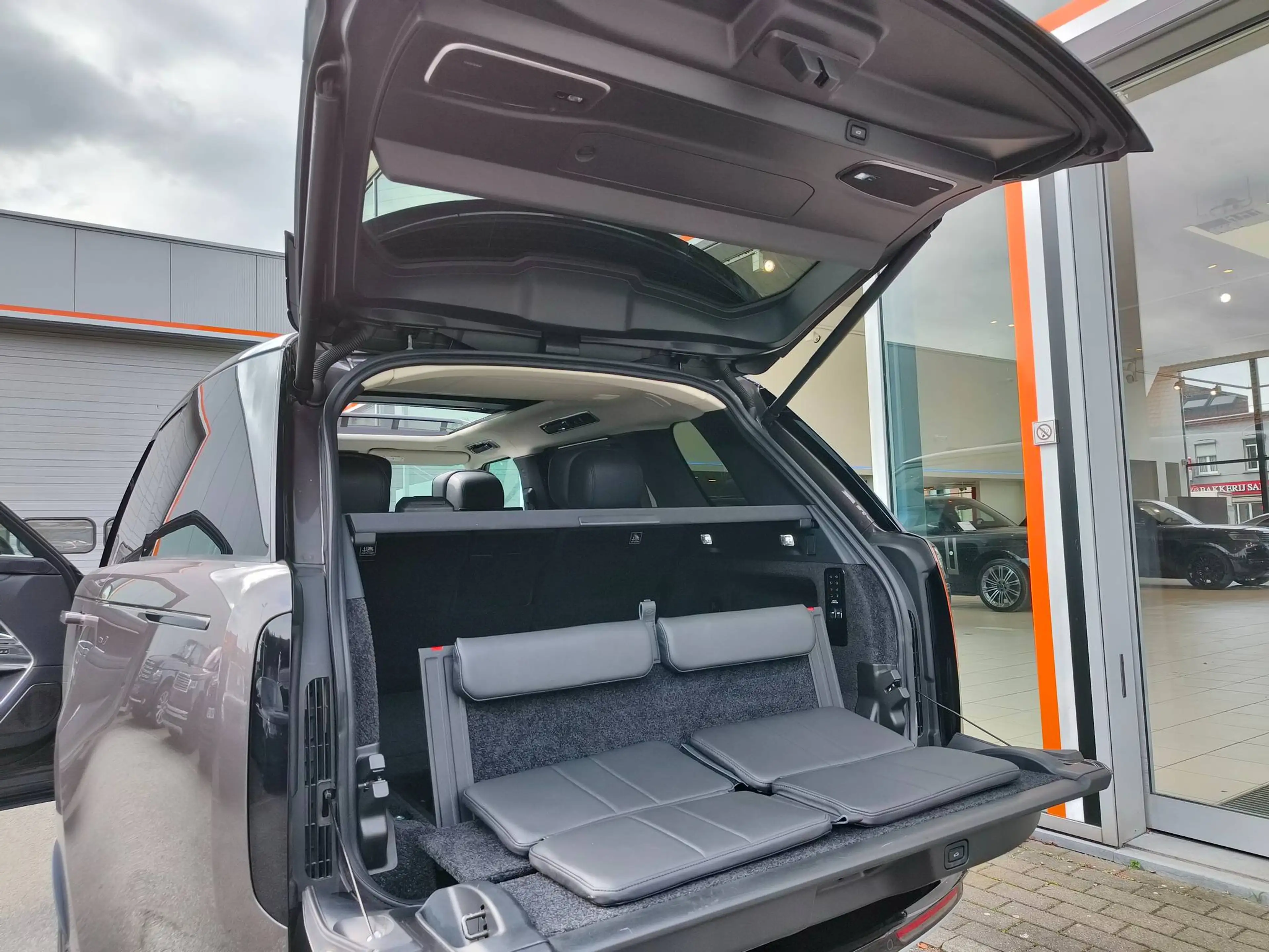 Land Rover Range Rover D350 First Edition Pano/AHK/Signature/TV screens/23 — photo 15