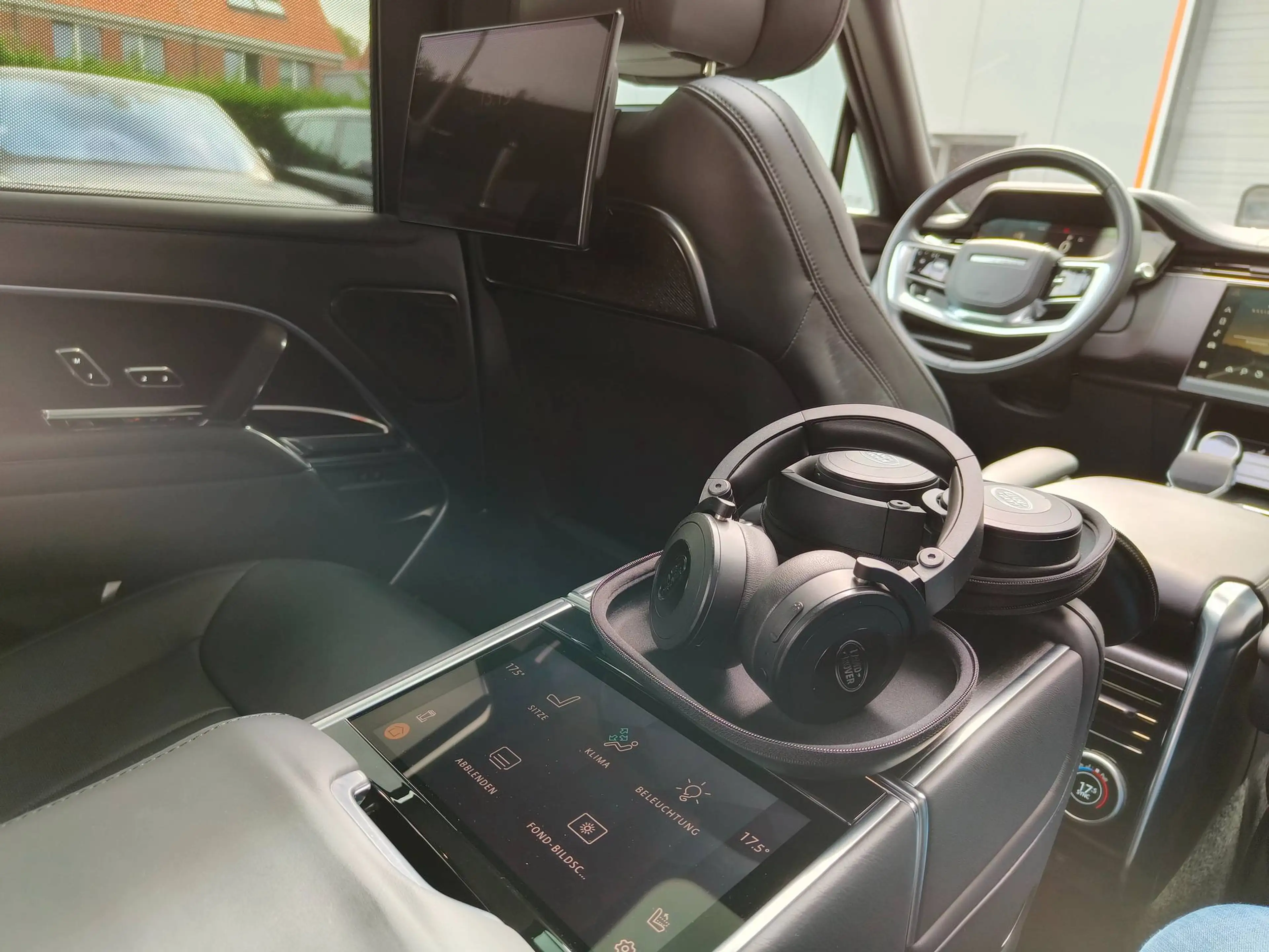 Land Rover Range Rover D350 First Edition Pano/AHK/Signature/TV screens/23 — photo 13