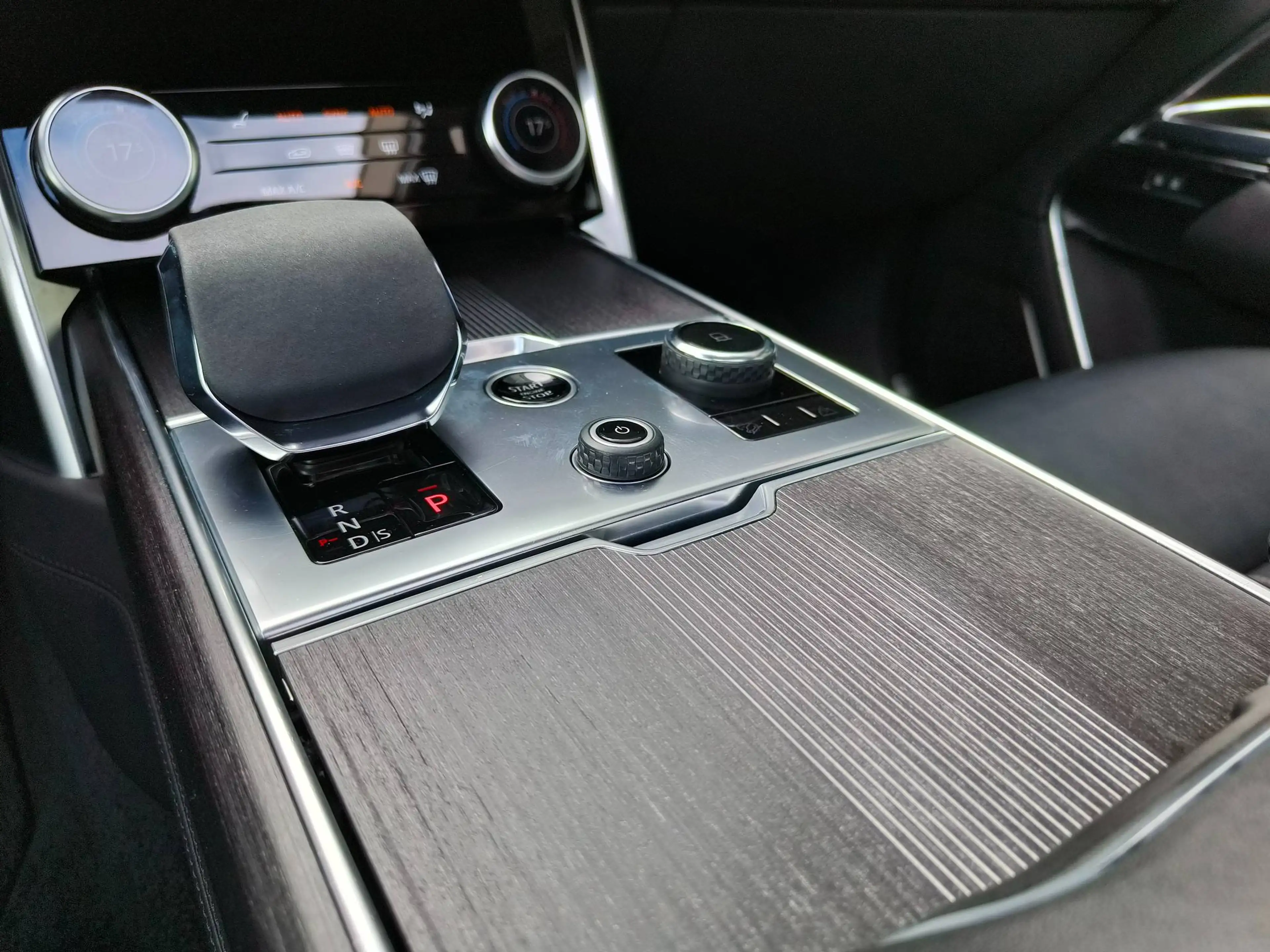 Land Rover Range Rover D350 First Edition Pano/AHK/Signature/TV screens/23 — photo 11