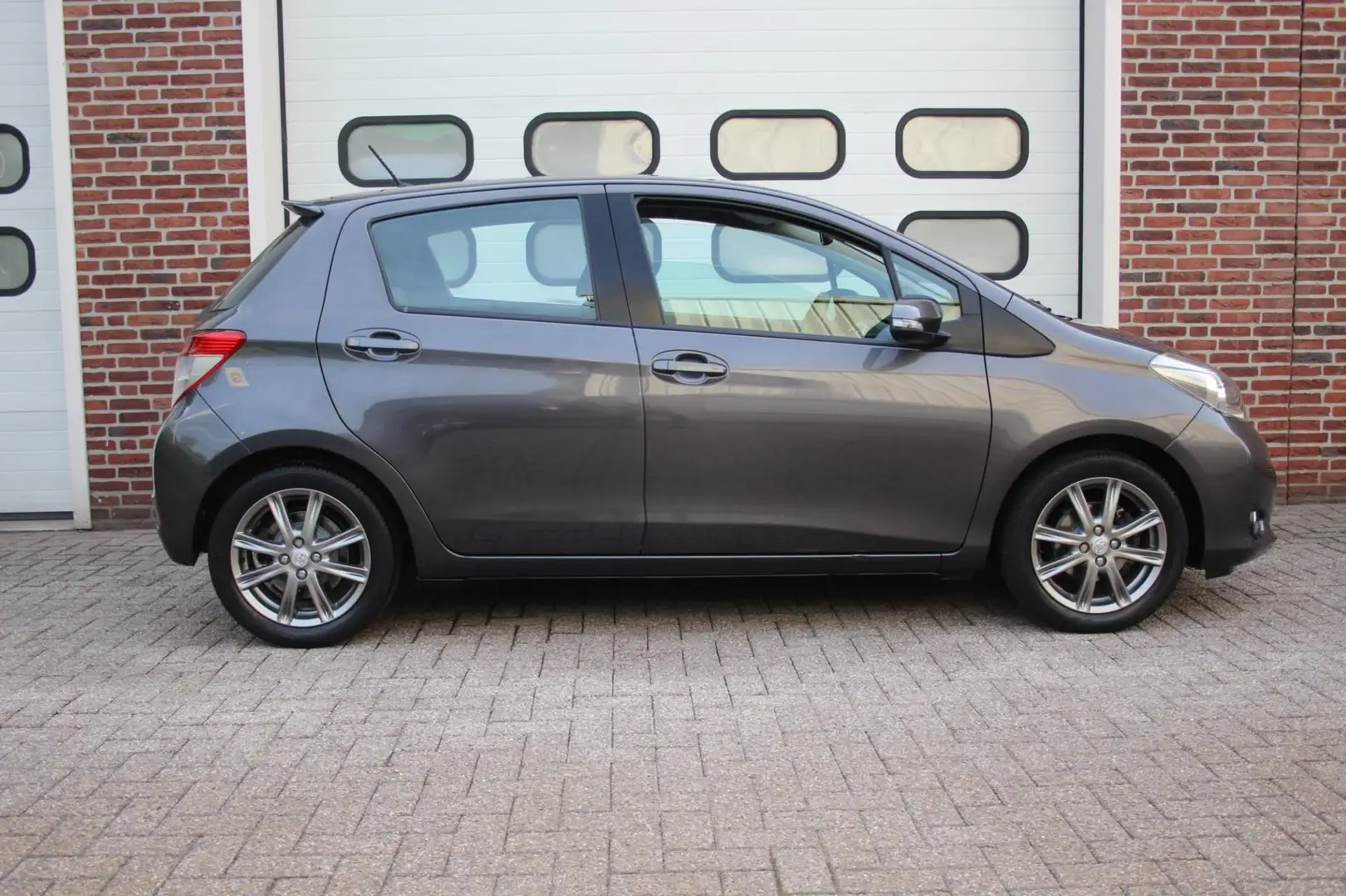 Toyota Yaris 1.3 VVT-i Dynamic * Navi / Cruise / Nap / Trekhaak Grijs - 2