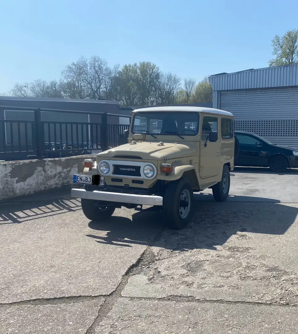 Toyota Land Cruiser BJ 40 Beige - 2