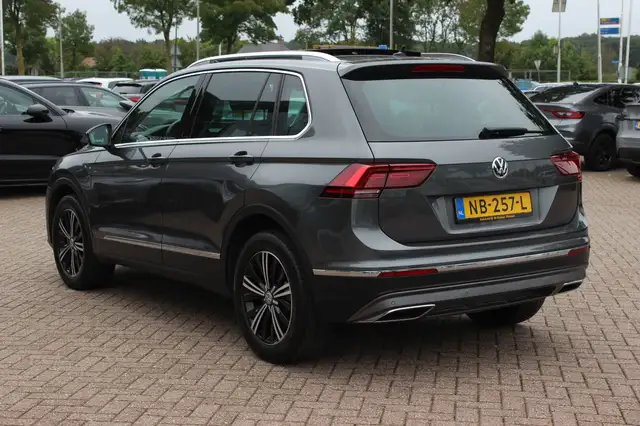 Volkswagen Tiguan view 3