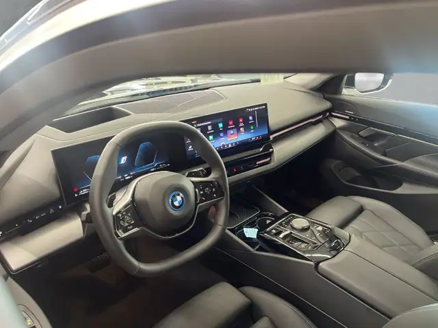 BMW 5 Series view 8