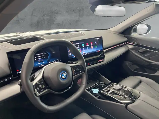 BMW 5 Series view 7