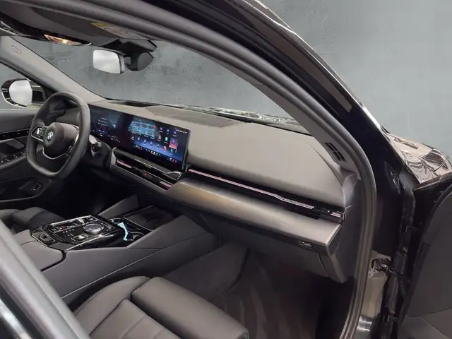 BMW 5 Series view 11