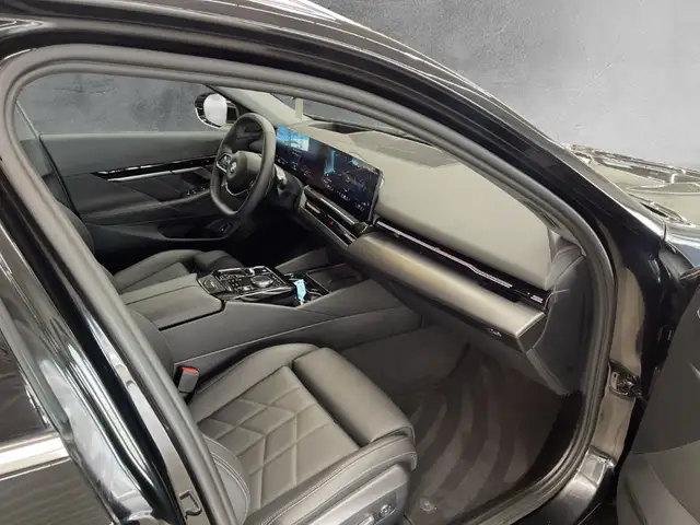 BMW 5 Series view 10