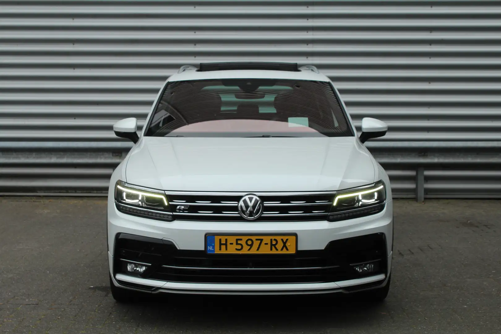 Volkswagen Tiguan 1.5 TSI 150pk ACT R-Line DSG7 NL-Auto NAP Panorama Wit - 2