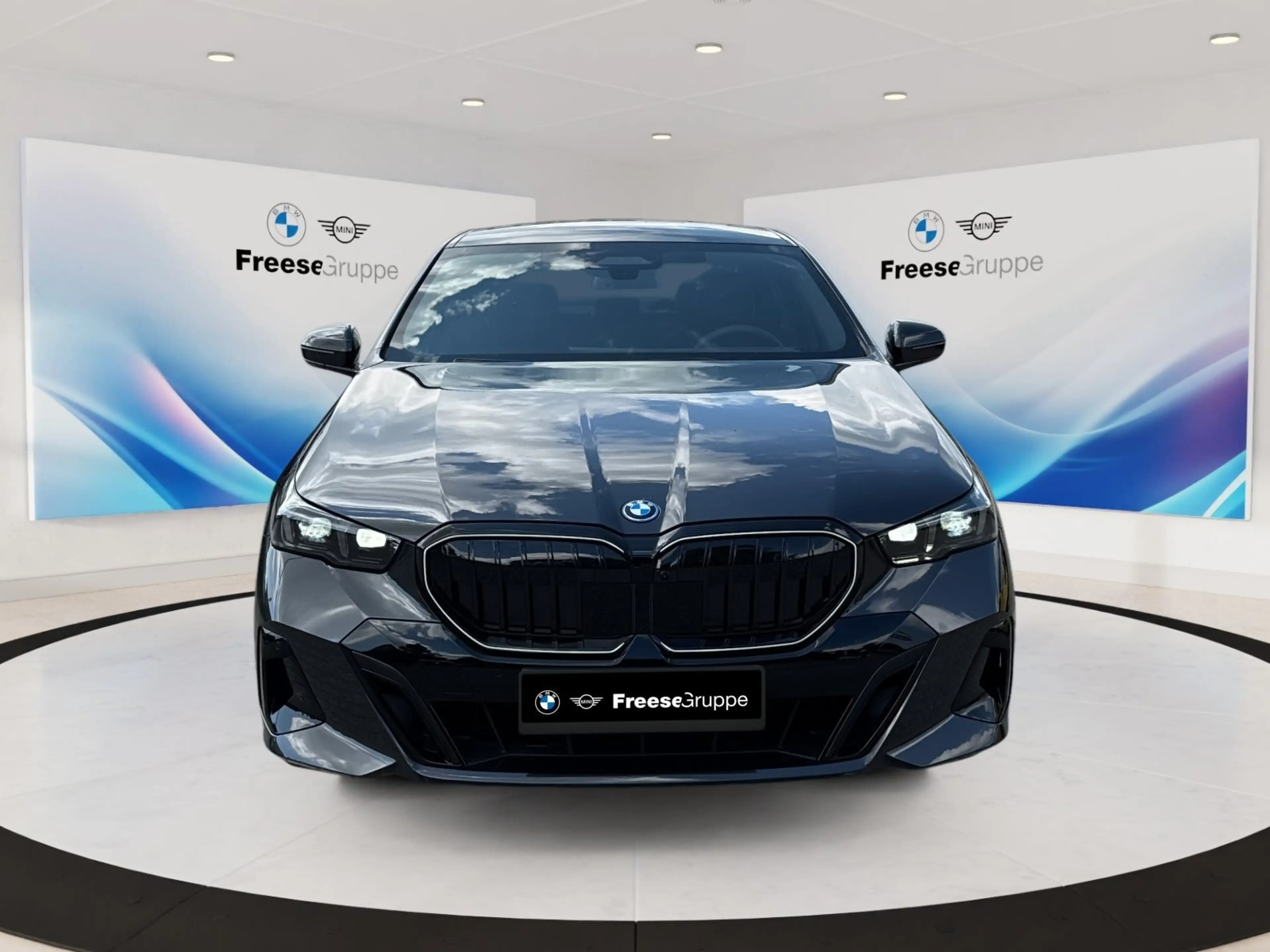 BMW 550 e xDrive AHK 360° HEAD-UP SITZBELÜFT PANO RFK — photo 2