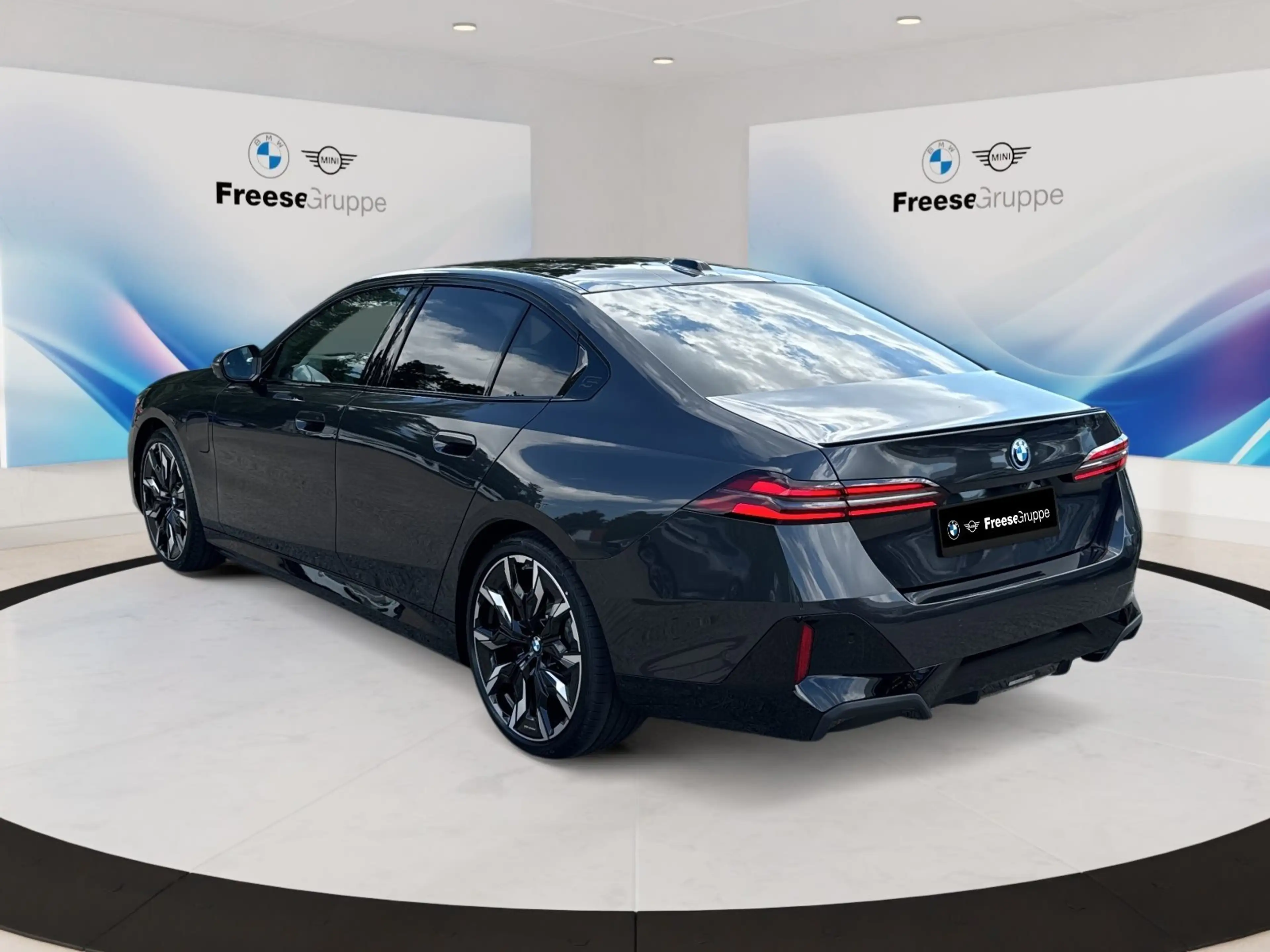 BMW 550 e xDrive AHK 360° HEAD-UP SITZBELÜFT PANO RFK — photo 4