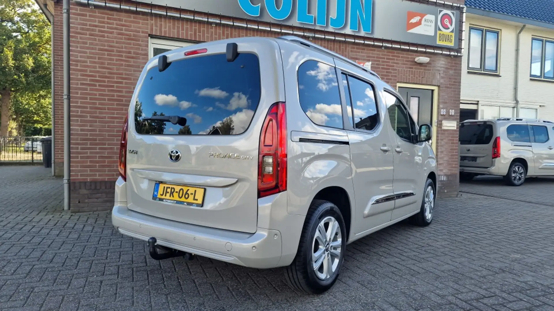 Toyota Proace City Verso 1.2 Turbo Dynamic 5 Pers, Panodak, Adap-crui Grijs - 2