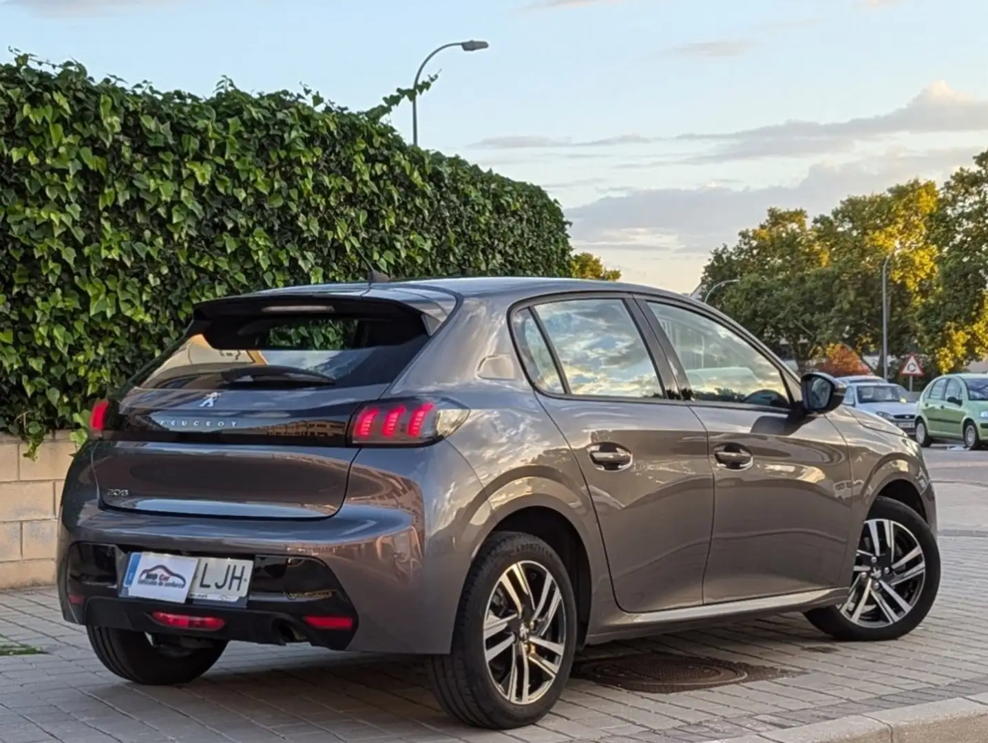 Peugeot 208 1.5 BlueHDi S&S Allure Pack 100 Grijs - 1