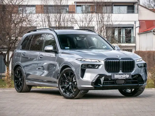 BMW X7 view 3