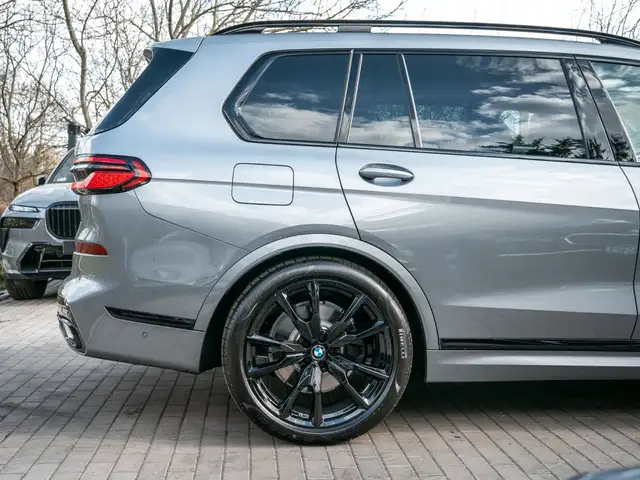 BMW X7 view 7