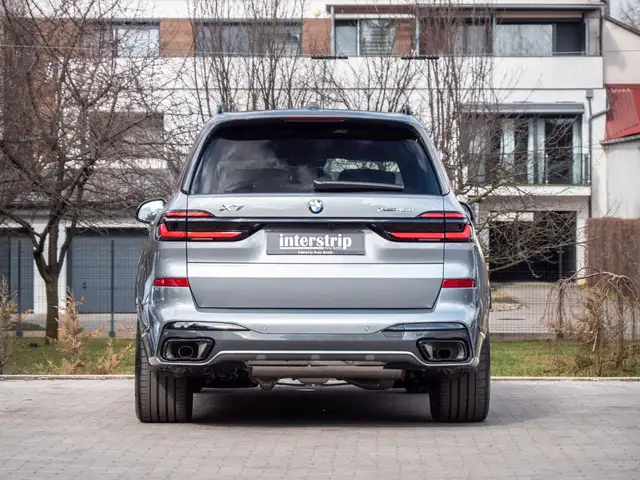BMW X7 view 5