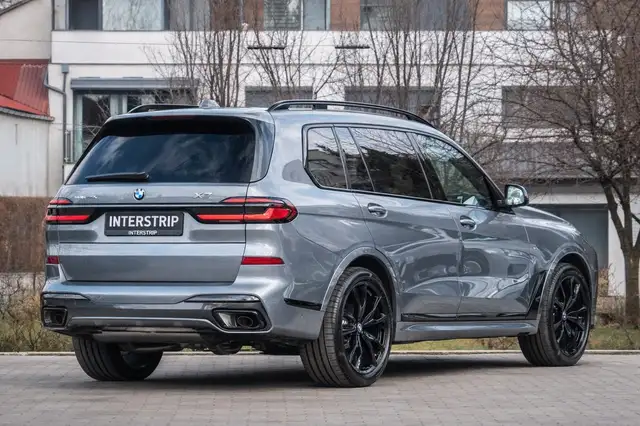 BMW X7 view 6