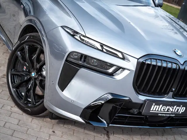 BMW X7 view 10