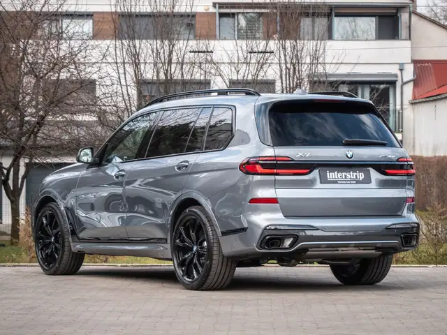 BMW X7 view 4