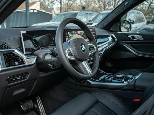 BMW X7 view 11