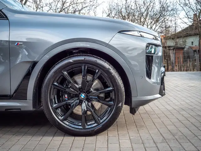 BMW X7 view 8