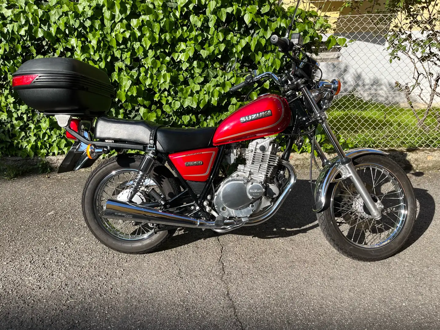 Suzuki GN 250 Czerwony - 2