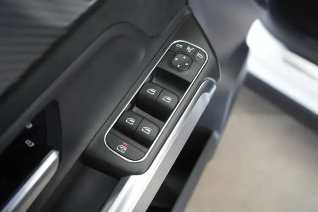 Mercedes-Benz GLB view 28
