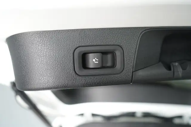 Mercedes-Benz GLB view 9