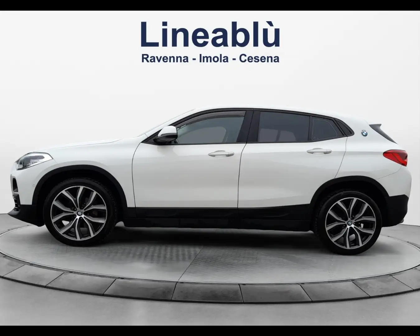 BMW X2 (F39) sDrive18d Business-X Bílá - 2