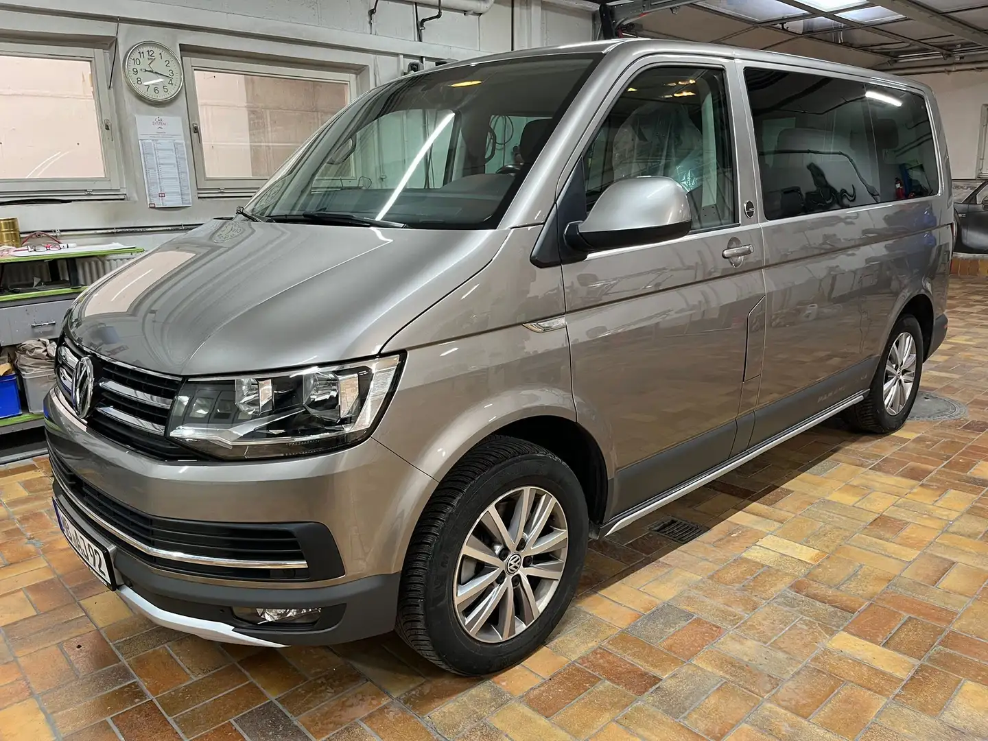 Volkswagen T6 Multivan DSG Kurz 4MOTION PanAmericana, Sperre Grau - 1